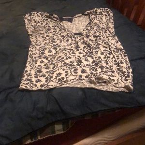 I am selling a beautiful women’s t shirt from American eagle.